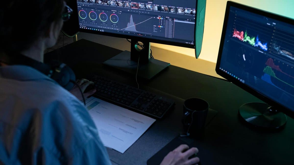 Invideo AI's Magic Box-Oberfläche, die textgesteuerte Videobearbeitung für Creator demonstriert — Foto von Ron Lach auf Pexels