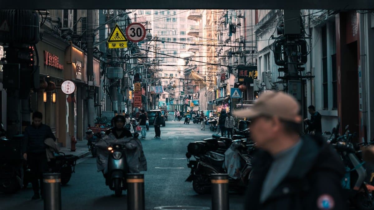 Erweiterte KI-Automatisierungsfunktionen einschließlich automatischer Untertitelung, Szenenerkennung und intelligenter Umrahmungstools — Foto von 123Duo3 auf Unsplash