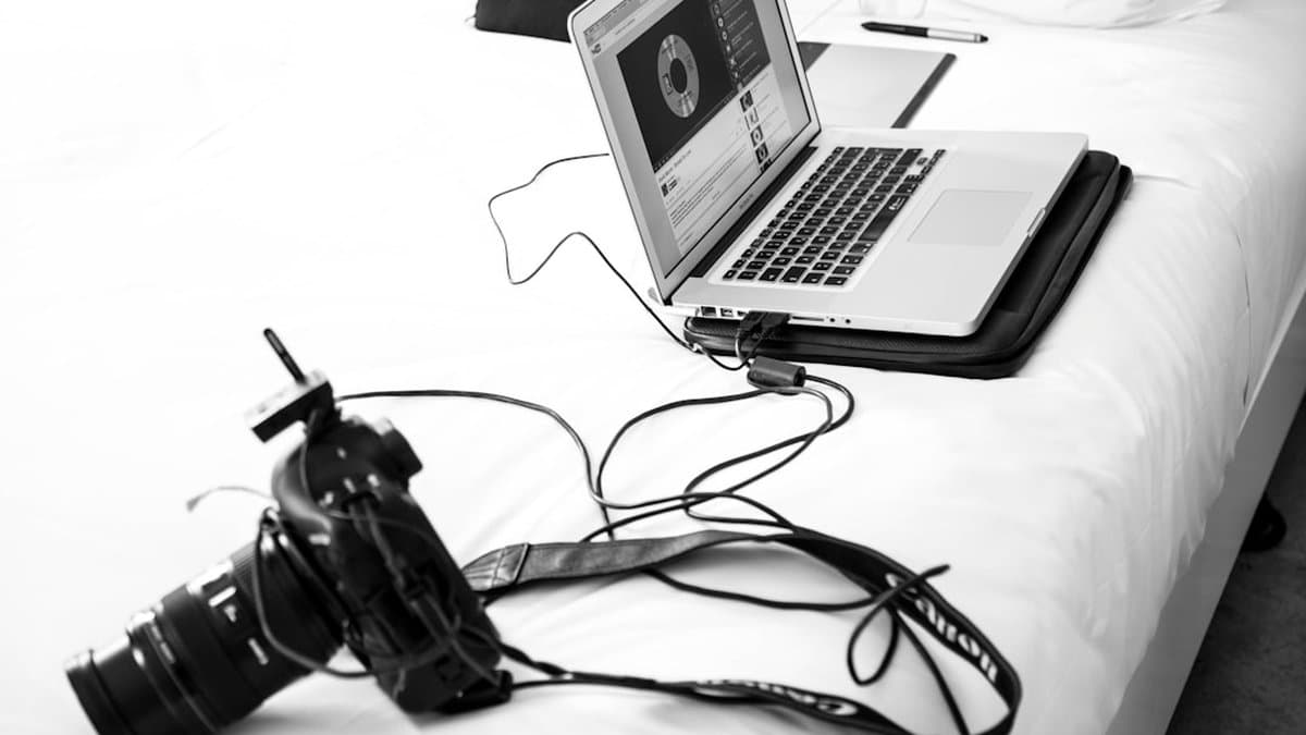 콘텐츠 크리에이터가 비디오 팟캐스트 녹화를 위해 카메라를 적절한 눈높이에 위치시키고 최적의 프레이밍으로 조정하고 있다. — Photo by Laura Boccola on Unsplash