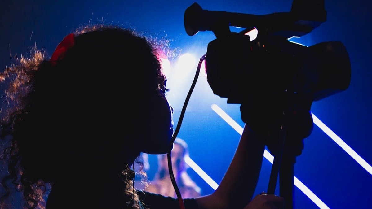 Menjangkau audiens yang beragam dengan konten video inklusif, menyoroti jangkauan yang diperluas dan pengalaman pengguna yang ditingkatkan untuk semua penonton. — Foto oleh Forja2 Mx di Unsplash