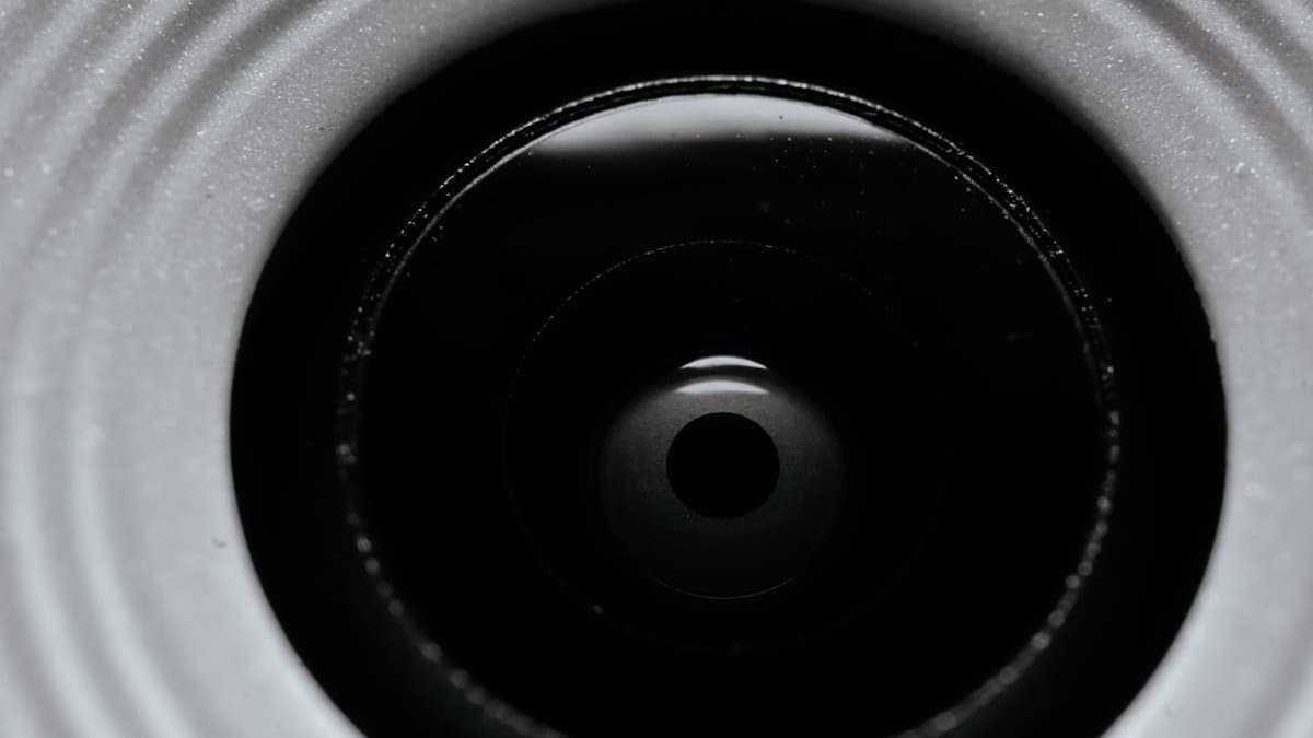 Seseorang menggunakan headphone untuk mengakses konten video dengan deskripsi audio, membuat informasi visual dapat dipahami oleh penonton yang buta dan dengan gangguan penglihatan rendah. — Foto oleh Dongsh di Unsplash