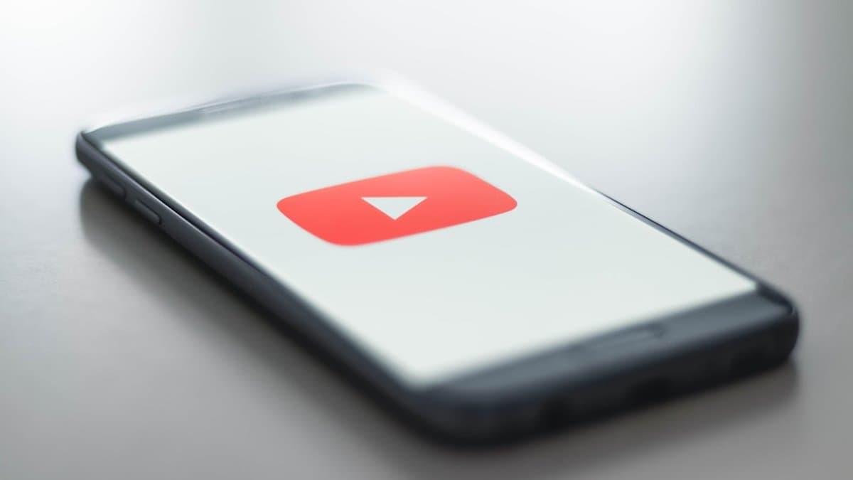 Content Creator, der einen ansprechenden YouTube-Shorts-Hook mit On-Screen-Text und visuellen Elementen erstellt, um die Aufmerksamkeit in den ersten drei Sekunden zu fesseln. — Foto von Christian Wiediger auf Unsplash