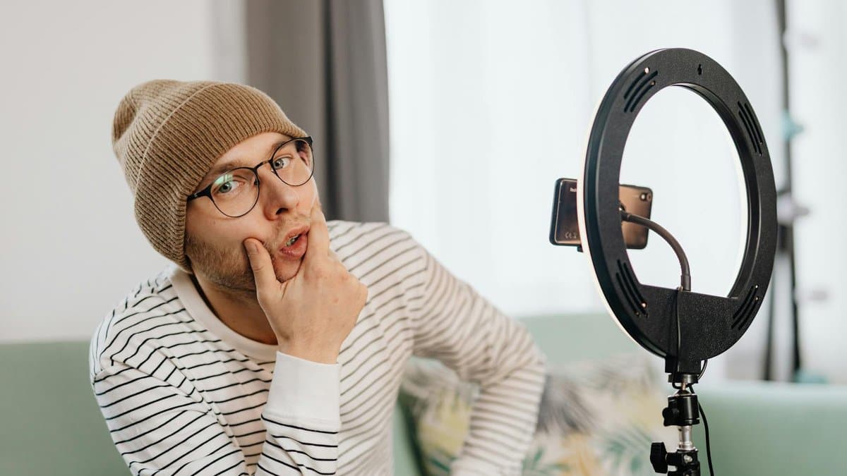 YouTube Partner Program Dashboard mit Metriken und Einnahmen, die an die algorithmische Performance und Aufrufe von YouTube Shorts gebunden sind. — Foto von www.kaboompics.com auf Pexels