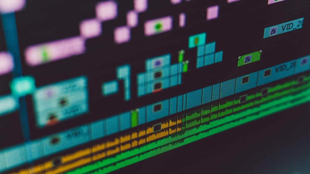 YouTube Studio ダッシュボードに表示されるライブ進捗トラッカー。登録者数とYouTube Partner Program対象条件に向けたShorts視聴回数を表示 — Francesco Paggiaro氏撮影(Pexels)