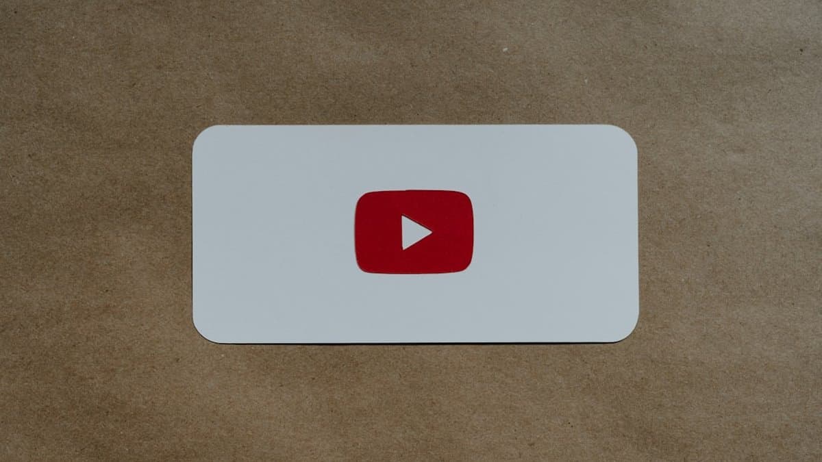 YouTube Shortsのマネタイズに関する一般的な失敗(ポリシー違反、機能の無効化、追跡エラーなど)を強調したチェックリスト — Kelly Sikkema撮影(Unsplash)