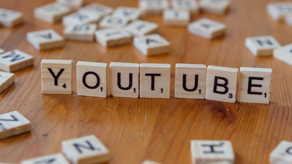 異なるビュー数でのYouTube Shortsからの実際の月間収入を示す収益予測表(複数の収益ストリーム統合)— Markus Winkler on Unsplashによる写真